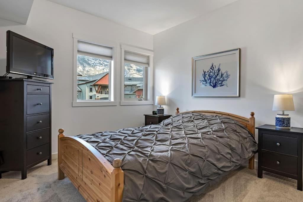 Mountain Retreat: Panoramic Views, Outdoor Pool & Park Pass Apartment Canmore Exterior photo