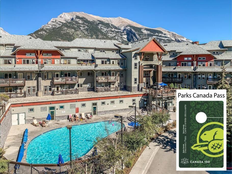 Mountain Retreat: Panoramic Views, Outdoor Pool & Park Pass Apartment Canmore Exterior photo