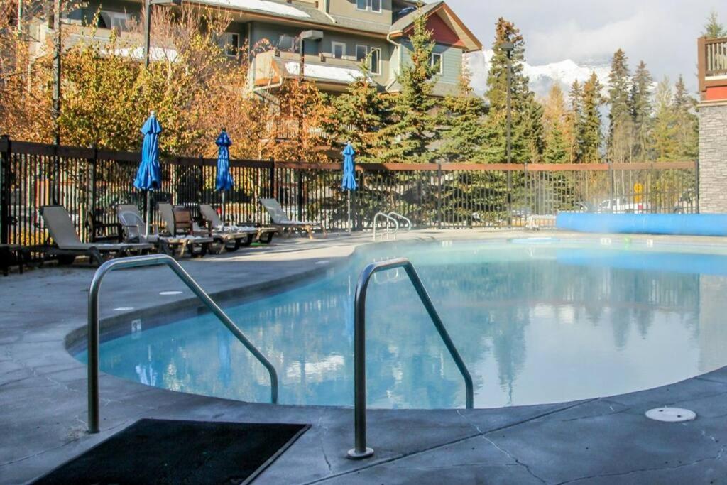 Mountain Retreat: Panoramic Views, Outdoor Pool & Park Pass Apartment Canmore Exterior photo