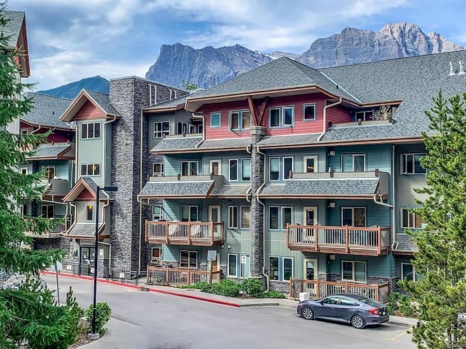 Mountain Retreat: Panoramic Views, Outdoor Pool & Park Pass Apartment Canmore Exterior photo