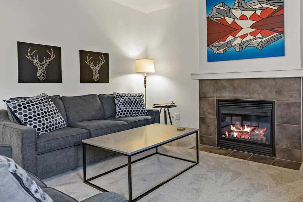 Mountain Retreat: Panoramic Views, Outdoor Pool & Park Pass Apartment Canmore Exterior photo