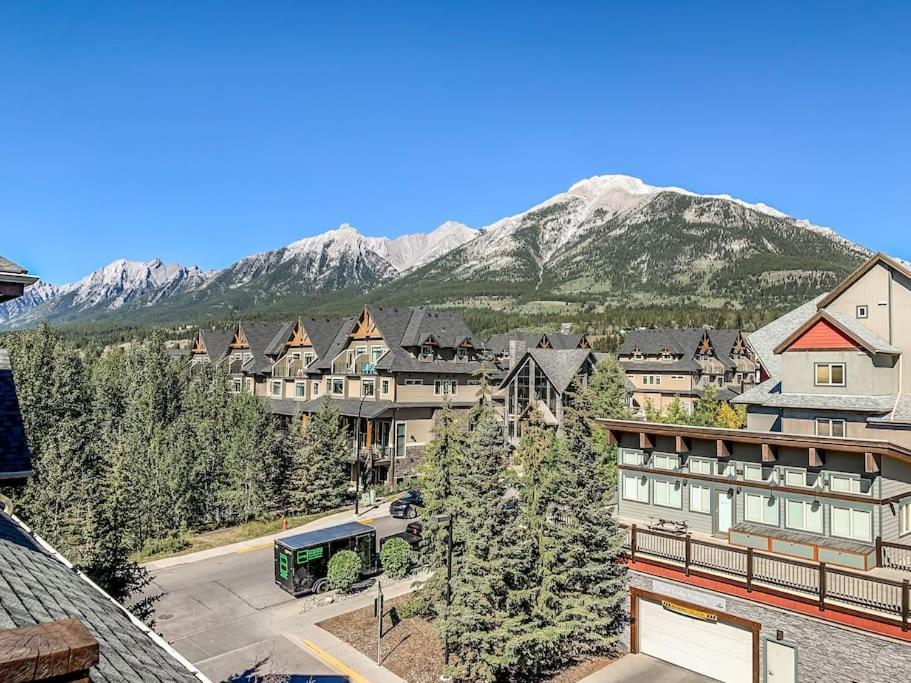 Mountain Retreat: Panoramic Views, Outdoor Pool & Park Pass Apartment Canmore Exterior photo