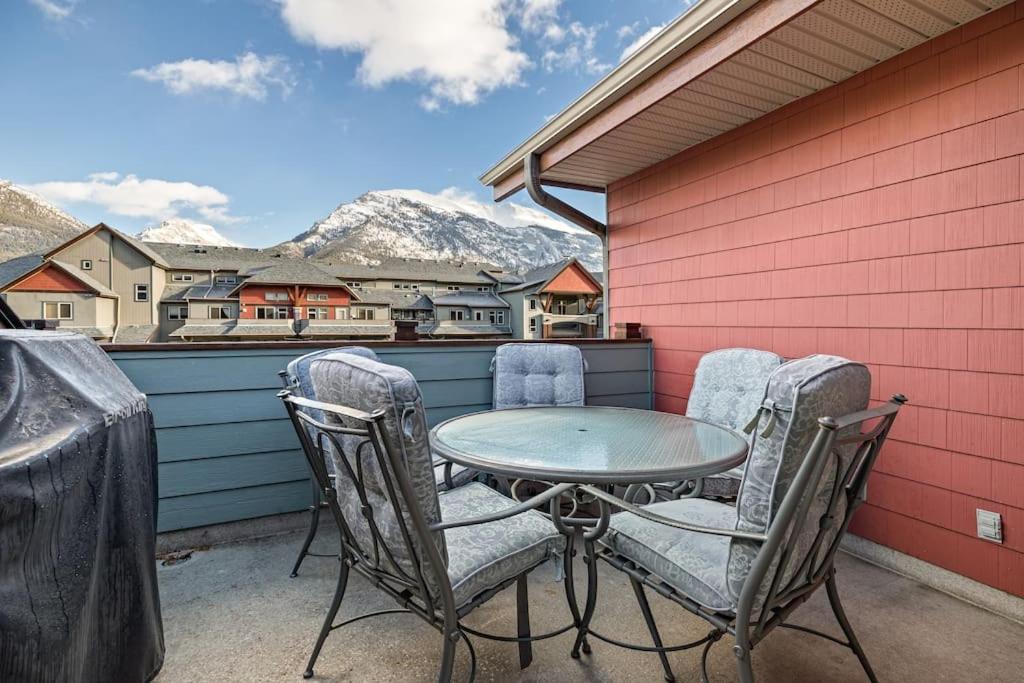 Mountain Retreat: Panoramic Views, Outdoor Pool & Park Pass Apartment Canmore Exterior photo